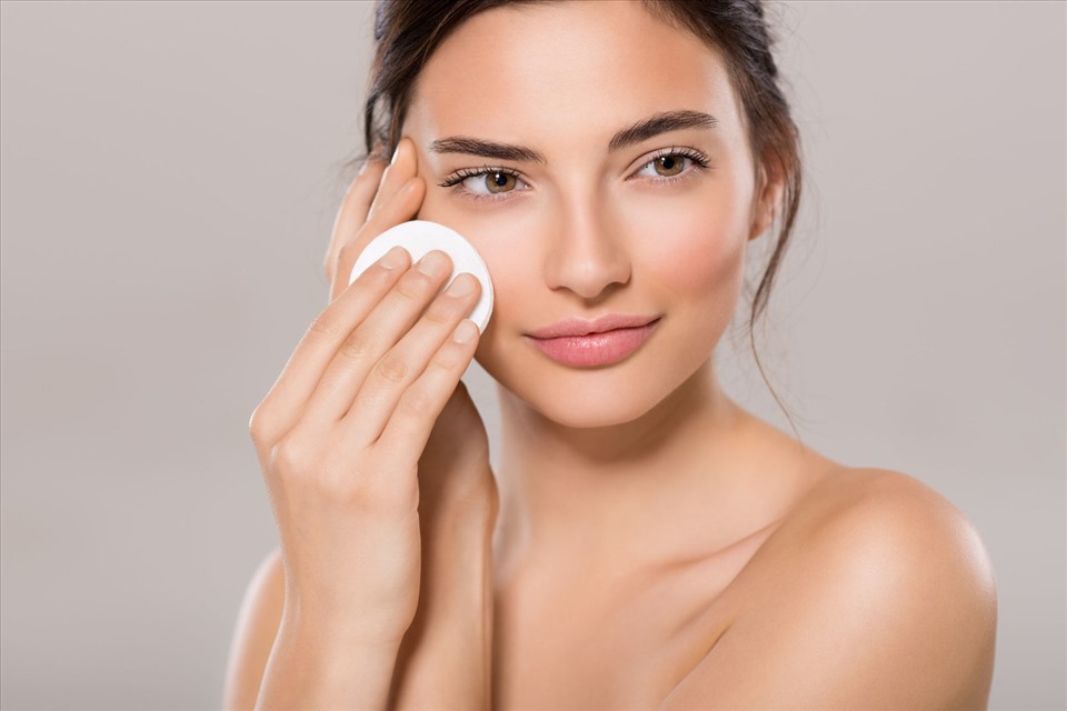 Chăm sóc da mặt đúng cách sẽ giúp chị em phụ nữ có làn da sáng bóng, khoẻ mạnh. Ảnh: Xinhua