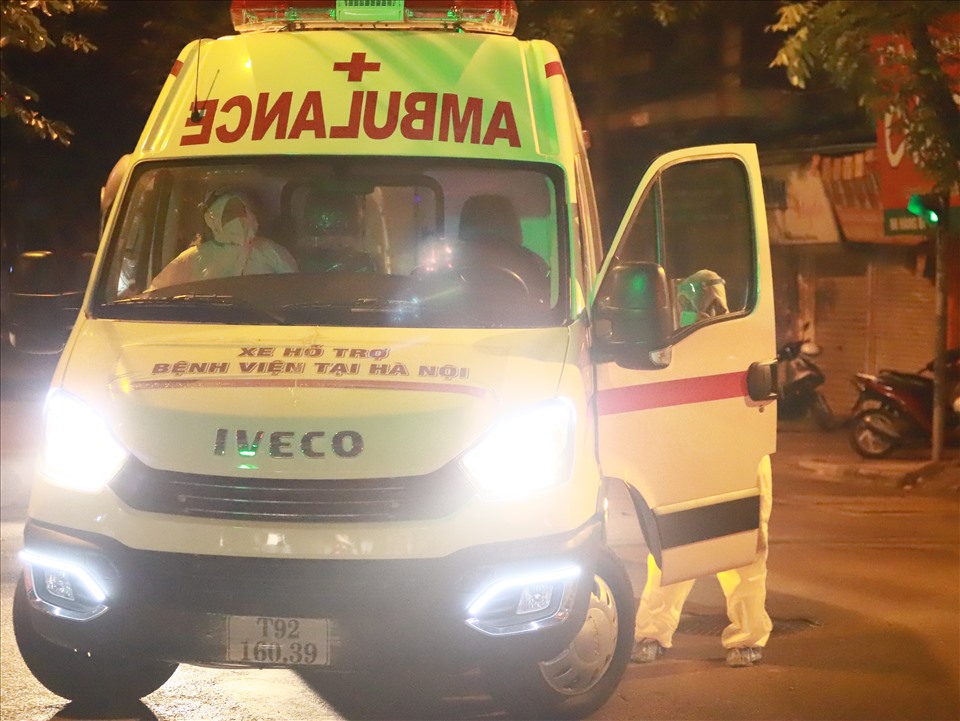 Nhân viên y tế làm thủ tục trước khi được vào bên trong Bệnh viện Việt Đức