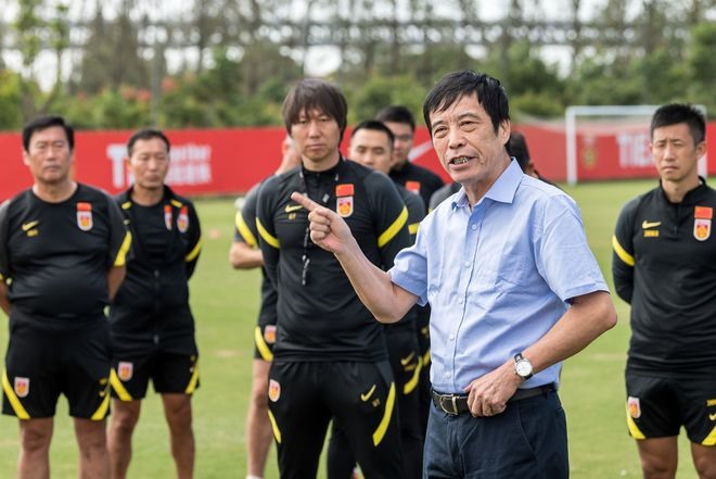Chủ tịch Liên đoàn bóng đá Trung Quốc (trước) giao nhiệm vụ nặng nề cho huấn luyện viên Li Tie. Ảnh: CFA.