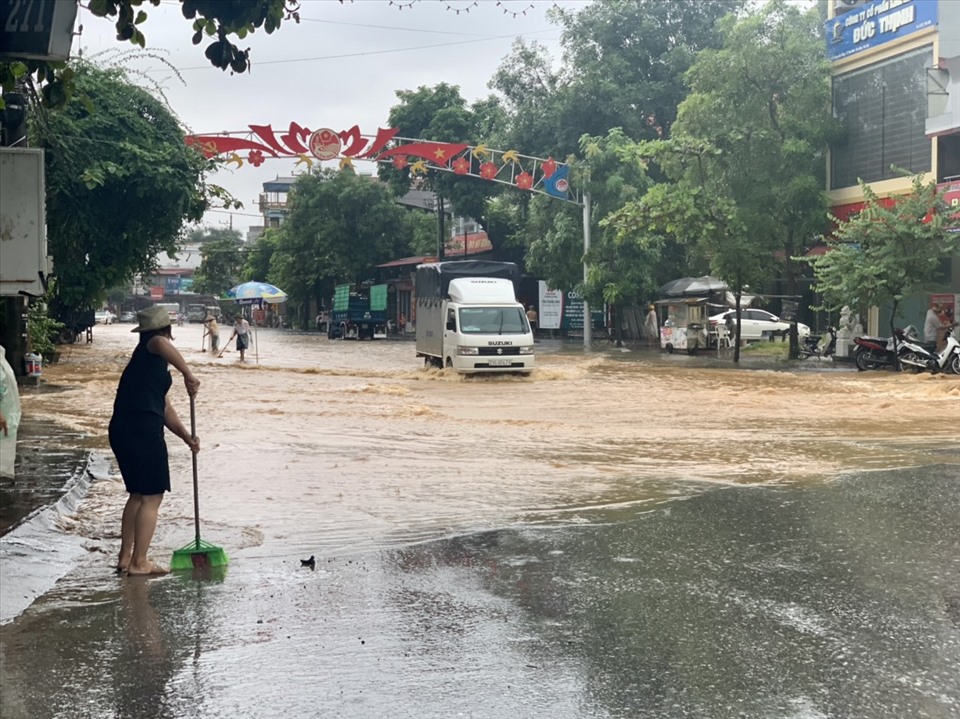 Mưa lớn từ rạng sáng ngày 2.10, trên địa bàn huyện Yên Bình và thành phố Yên Bái (tỉnh Yên Bái) nhiều tuyến đường bị ngập trong biển nước khiến việc đi lại và sinh hoạt của người dân gặp nhiều khó khăn.