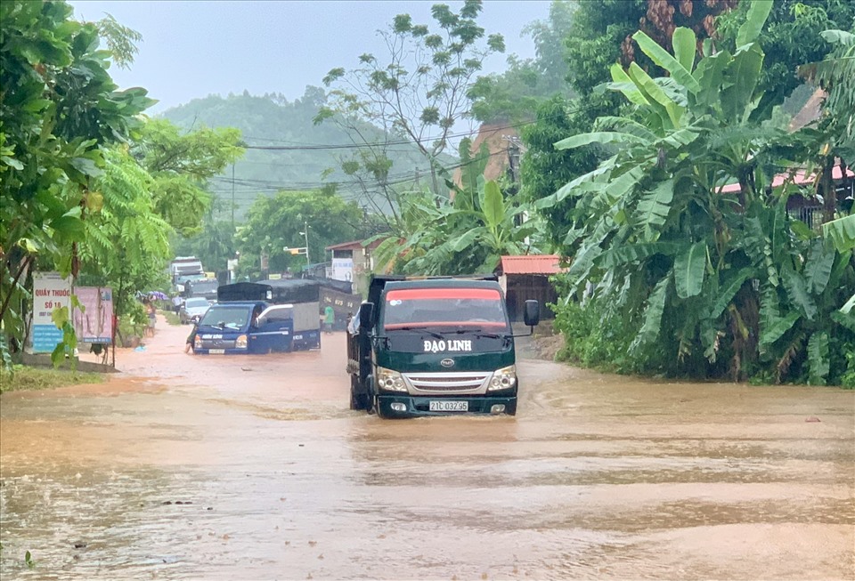 Khu vực quốc lộ 70, đoạn km17 thuộc xã Thịnh Hưng (Yên Bình, Yên Bái) ngập úng nặng nề, có nơi nước ngập quá đầu gối của một người trưởng thành gây khó khăn cho việc lưu thông trên đường.