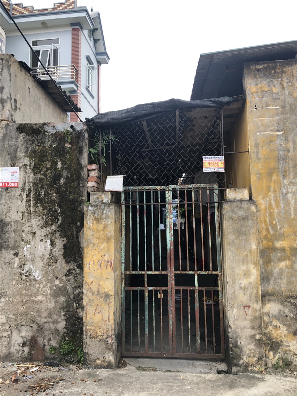 Một khu nhà trọ xập xệ, xuống cấp cho công nhân thuê tại xã Kim Chung, huyện Đông Anh, Hà Nội. Ảnh: Bảo Hân