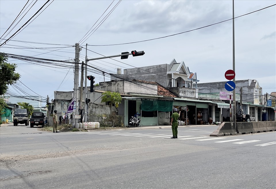 Lực lượng chức năng tại các địa phương ở Bình Thuận đứng gác tại các ngã đường giao QL1. Ảnh: Phạm Duy