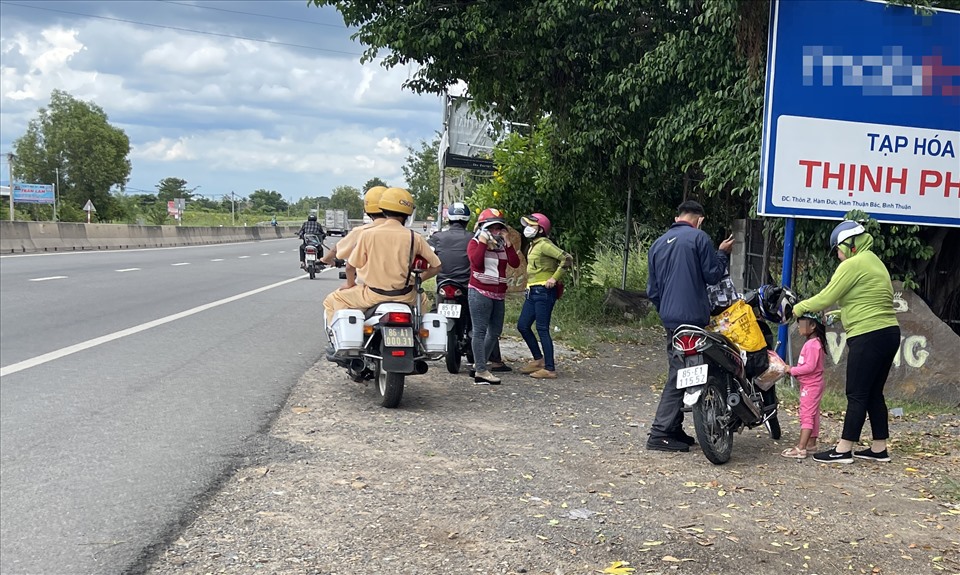 CSGT tuần tra, động viên người dân tiếp tục hành trình để sớm tới nơi. Ảnh Phạm Duy