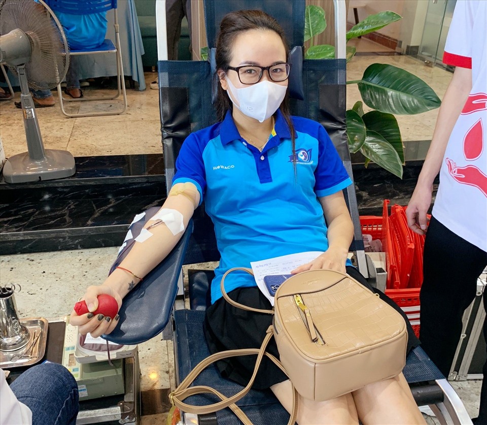 Đoàn viên Công ty Cổ phần Cấp nước Thừa Thiên Huế tham gia hiến máu. Ảnh: CTV.
