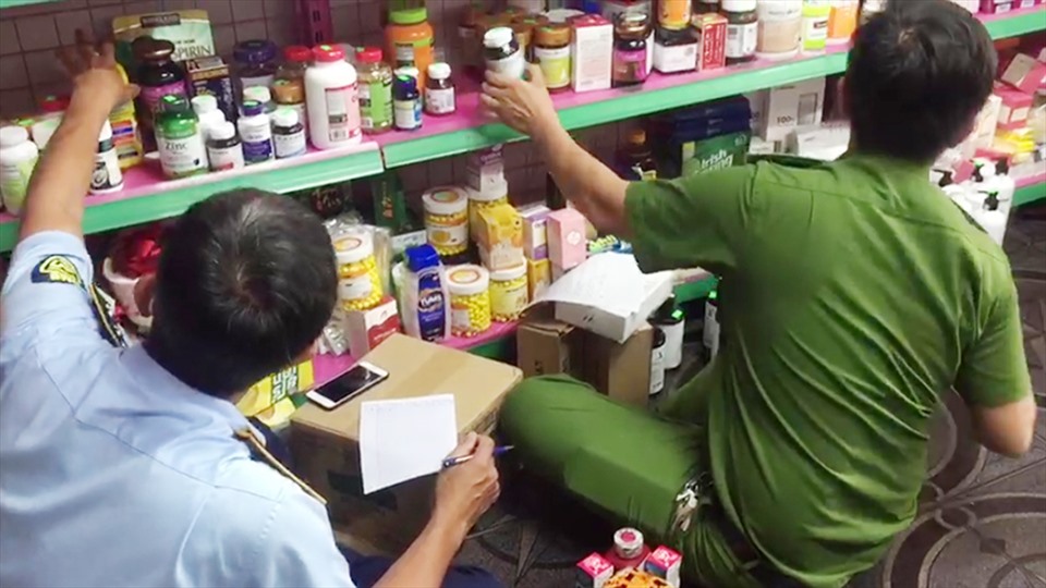 Lực lượng chống buôn lậu tỉnh An Giang kiểm tra sản phẩm tại shop mỹ phẩm. Ảnh: VT