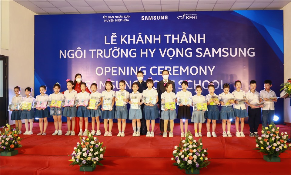 Đại diện Samsung và Lãnh đạo tỉnh Bắc Giang trao quà cho học sinh Trường học Hy vọng Samsung.