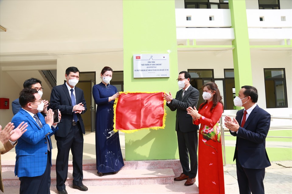 Đại diện Samsung và lãnh đạo Tỉnh Bắc Giang thực hiện nghi thức kéo vải khánh thành Trường học Hy vọng Samsung.