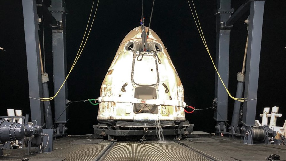 Tàu vũ trụ Dragon của SpaceX được đón lên tàu sau khi lao xuống Đại Tây Dương hôm 30.9. Ảnh: SpaceX