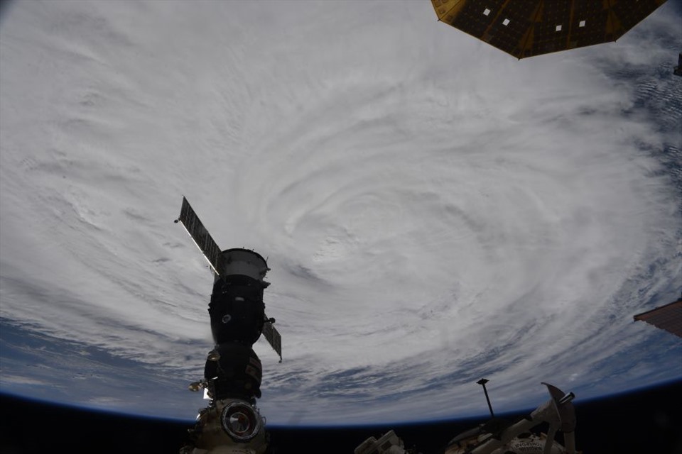 Phi ảnh gia Nhật Bản Akihiko Hoshide chụp hình ảnh bão Mindulle từ Trạm Vũ trụ Quốc tế. Bão Mindulle nhìn từ không gian rất đẹp nhưng thực sự đang tàn phá Nhật Bản