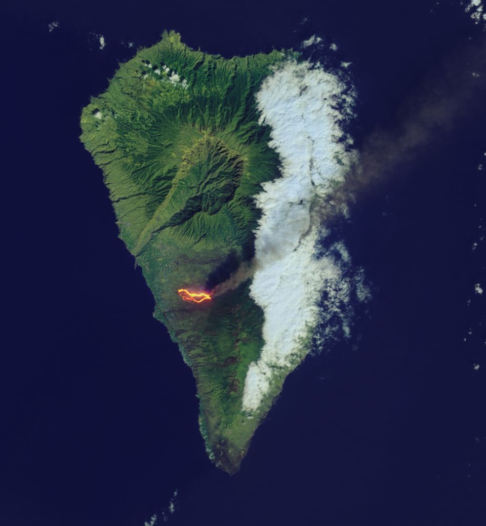 Ảnh vệ tinh cho thấy sự phun trào rực lửa của núi lửa Cumbre Vieja trên đảo La Palma, thuộc quần đảo Canay ở Đại Tây Dương, vào ngày 26.9.2021. Ảnh: NASA Earth Observatory