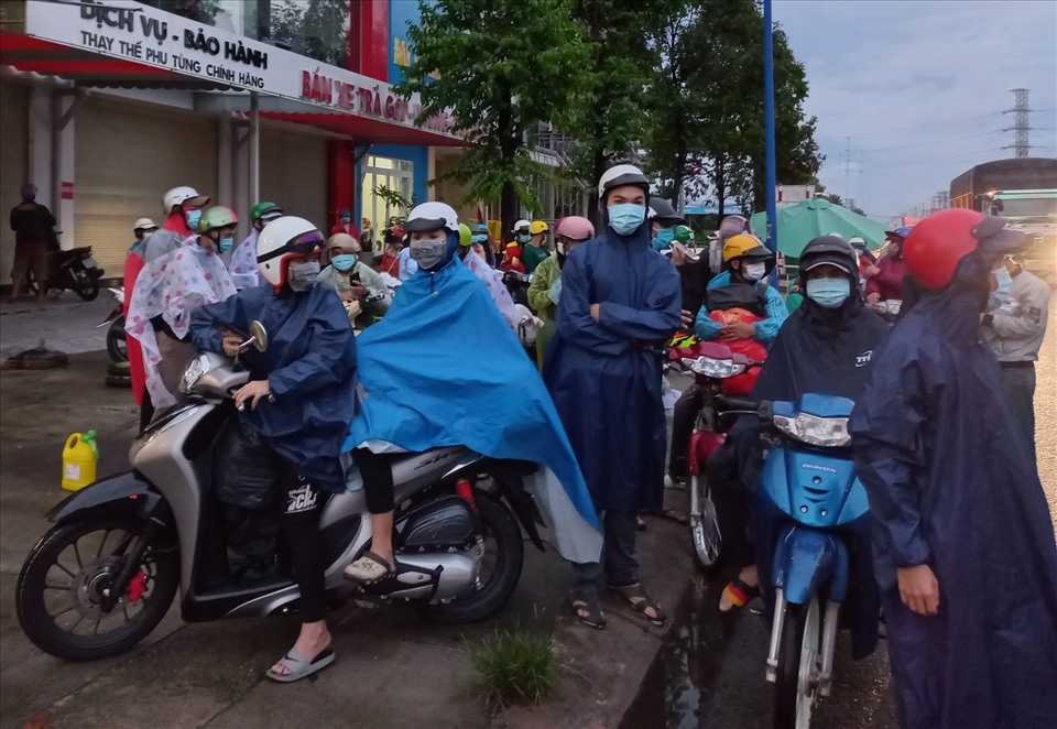 Từ chiều tối ngày 2.10, rất đông người lao động ở thị xã Tân Uyên, Bến Cát, thành phố Thủ Dầu Một và Thuận An sử dụng xe máy, tụ tập chờ nhau ở các ngã 4 để quê.