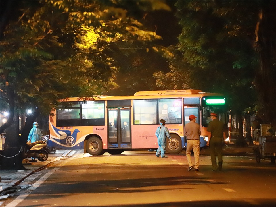 Lực lượng chức năng đón người ra xe buýt.