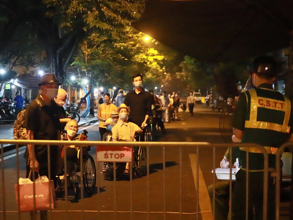 Bệnh nhân và người nhà bệnh nhân chuẩn bị làm thủ tục rời khỏi khu vực cách ly Bệnh viện Việt Đức tối 2.10.