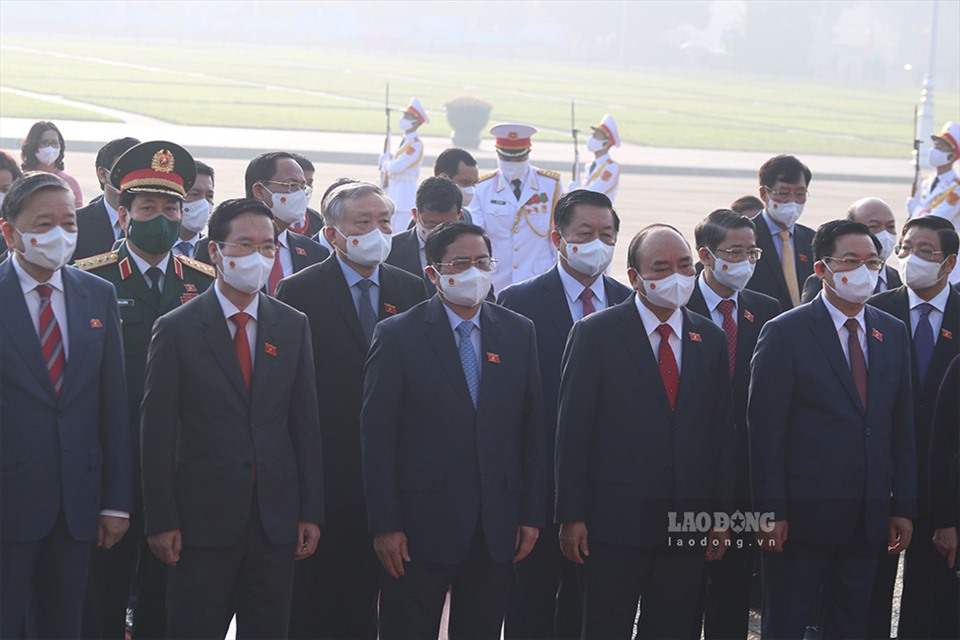 Các vị Đại biểu Quốc hội vào dự lăng viếng Chủ tịch Hồ Chí Minh.