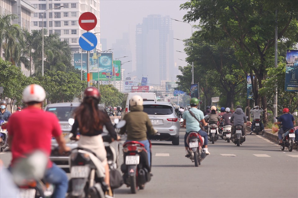 Hình ảnh ghi nhận tại đường Nguyễn Hữu Thọ (Quận 7). Mật độ giao thông tại khu vực này cũng khá đông đúc, có thời điểm còn bị ùn ứ nhẹ.