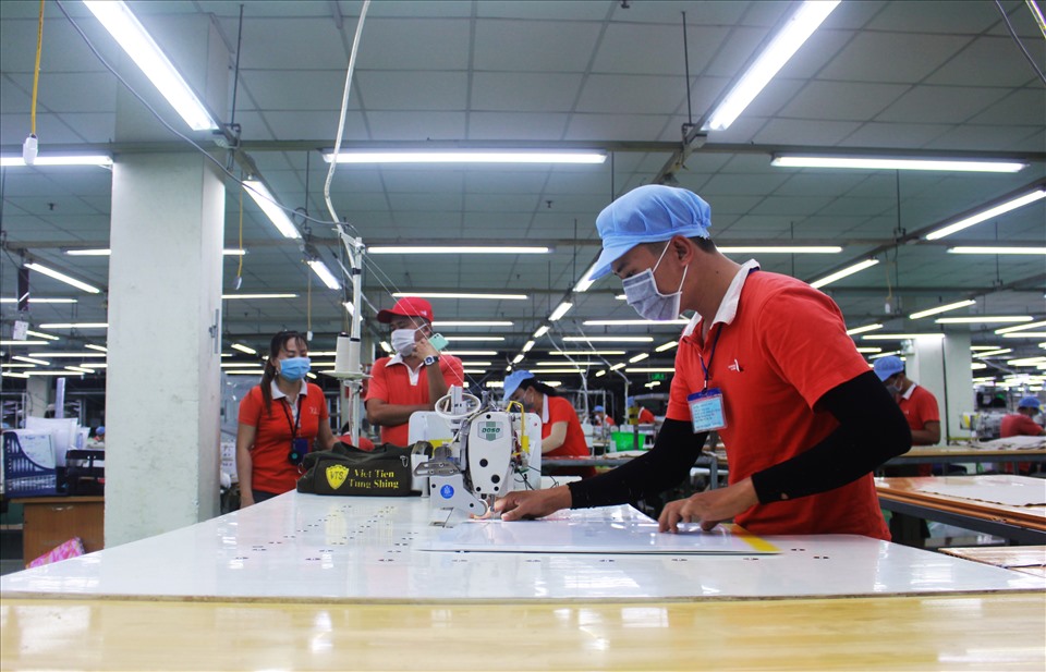 Công nhân lao động làm việc tại một doanh nghiệp ở Cần Thơ trong quá trình tái sản xuất. Ảnh: Tạ Quang.