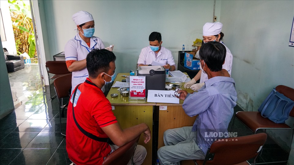 Tiêm vaccine cho người lao động ở Cần Thơ. Ảnh: Tạ Quang.