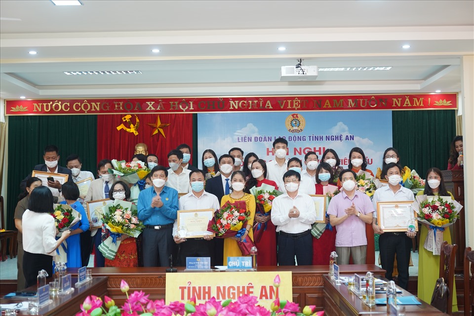 Tại điểm cầu TP Vinh, Ban tổ chức Hội nghị tôn vinh 15 gia đình công nhân viên chức lao động tiêu biểu. Ảnh: Quang Đại