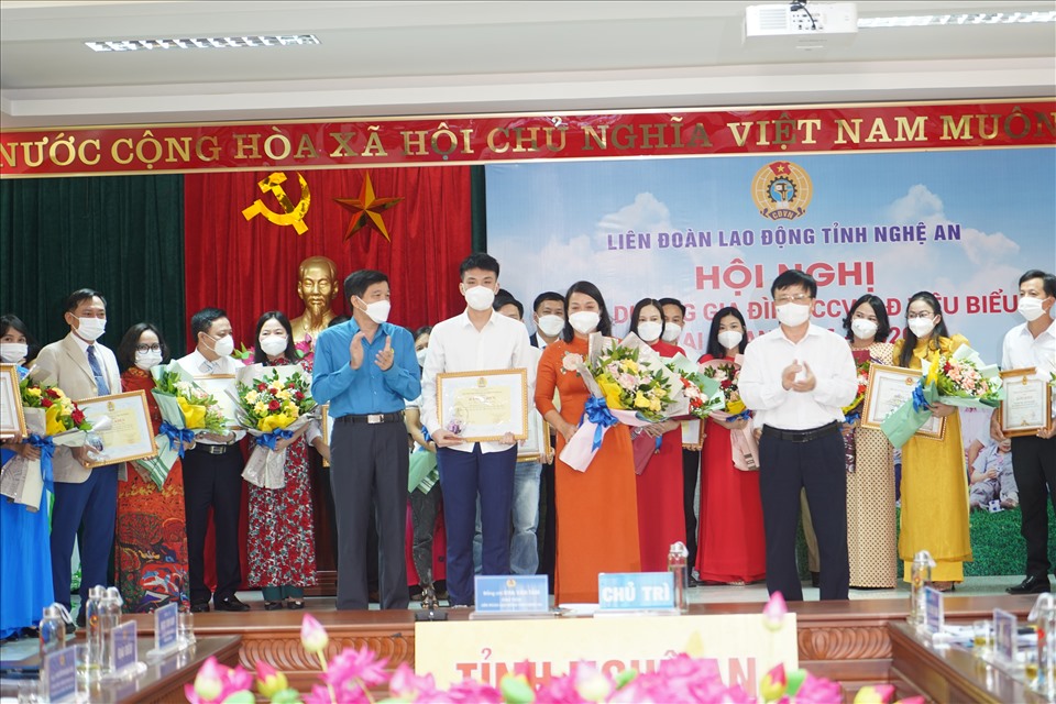 Các gia đình được tôn vinh đại diện cho hàng chục nghìn hộ gia đình công nhân viên chức lao động trên địa bàn tỉnh Nghệ An. Ảnh: Quang Đại
