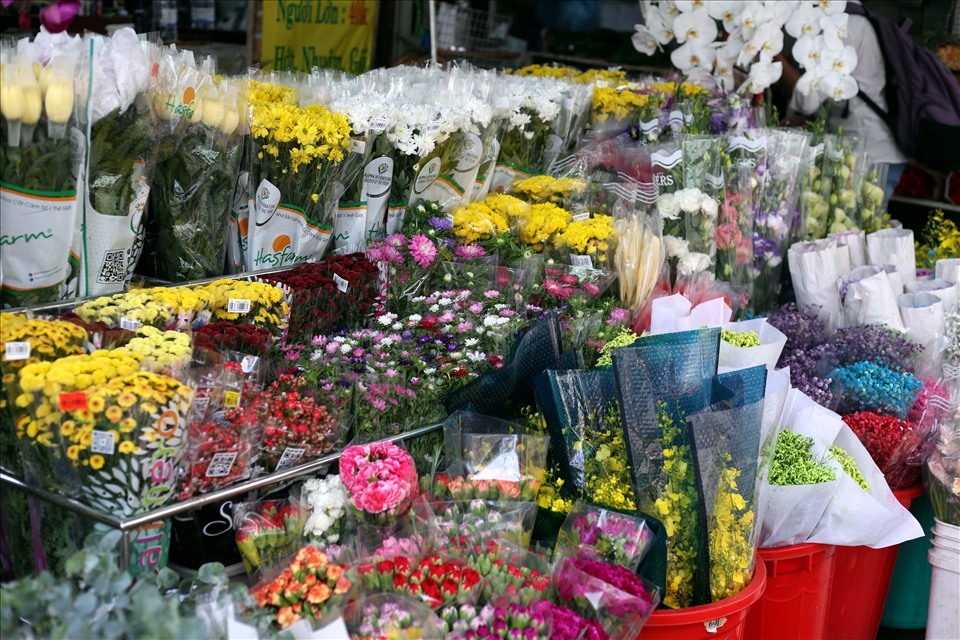 Khắp chợ Hồ Thị Kỷ lúc này là những giỏ hoa. Mẫu mã năm nay vẫn rất đa dạng như mọi năm.