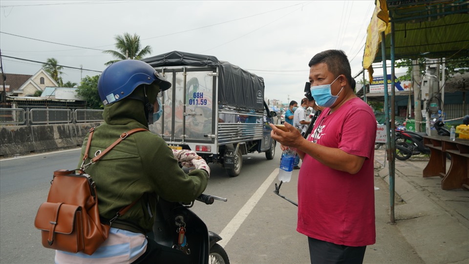 Chị Nguyễn Thị Thanh Thoản (sinh năm 1992, huyện Châu Thành, Hậu Giang) phấn khởi chia sẻ, hiện chị đã hơn 3 tháng không được về nhà và phải ở lại CQ, nay tỉnh nhà dỡ chốt chị rất mừng vì có thể về thăm nhà sau nhiều tháng xa cách.