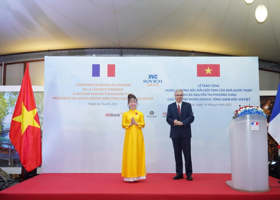 Bà Nguyễn Thị Phương Thảo vinh dự đón nhận huân chương cao quý Bắc đẩu Bội tinh của Chính phủ Pháp về những thành tựu phát triển kinh tế. Ảnh Tuấn Minh