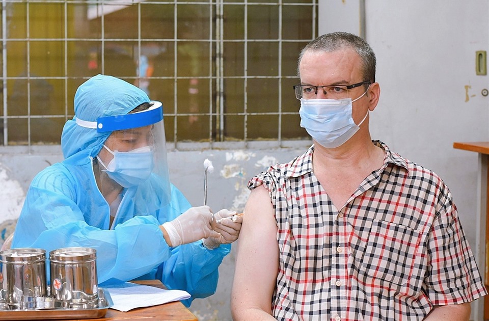 Người nước ngoài sinh sống, học tập, làm việc tại Thành phố Hồ Chí Minh tiêm vaccine hồi đầu tháng 8.2021. Ảnh: TTXVN