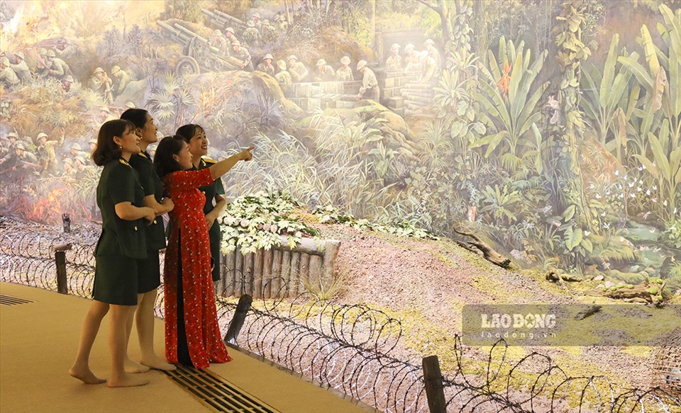 Những vị khách hiếm hoi tham quan bức tranh Panorama trong Bảo tàng Chiến thắng Điện Biên Phủ.