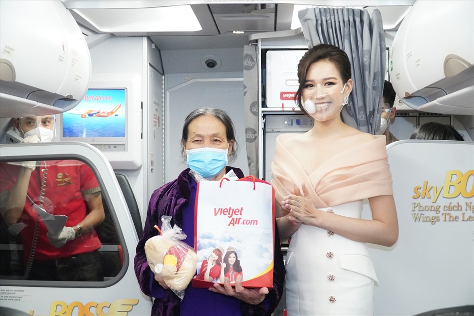Hoa hậu Đỗ Thị Hà trao quà cho khách hàng may mắn trên chuyến bay Vietjet dịp 20.10.