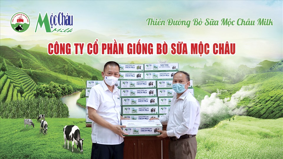 Tổng Giám đốc Mộc Châu Milk trao tặng sản phẩm tới đại diện lực lượng tuyến đầu chống dịch trên địa bàn huyện Mộc Châu, tỉnh Sơn La
