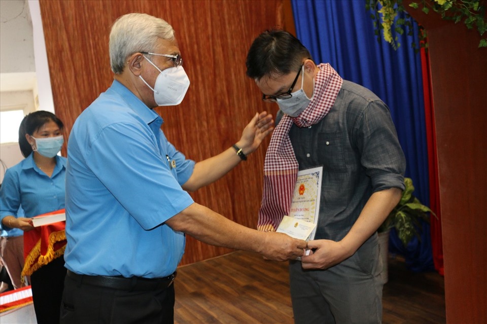 Chủ tịch LĐLĐ tỉnh Nguyễn Thiện Phú tặng quà cho các tình nguyện viên