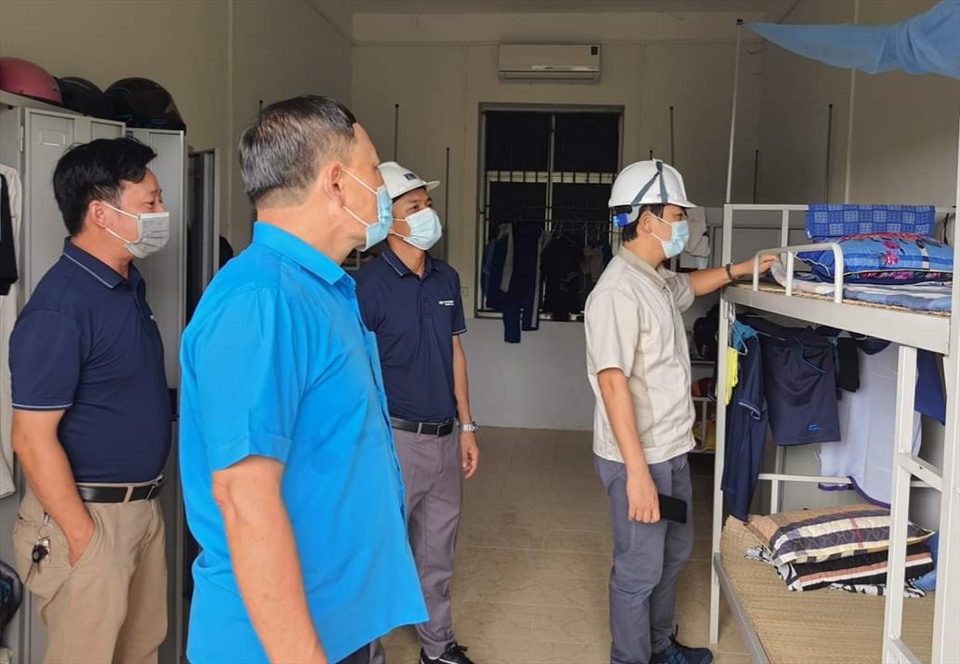 Lãnh đạo Công đoàn các Khu công nghiệp tỉnh Ninh Bình kiểm tra việc bố trí nơi ăn nghỉ cho CNLĐ tại các doanh nghiệp. Ảnh: NT