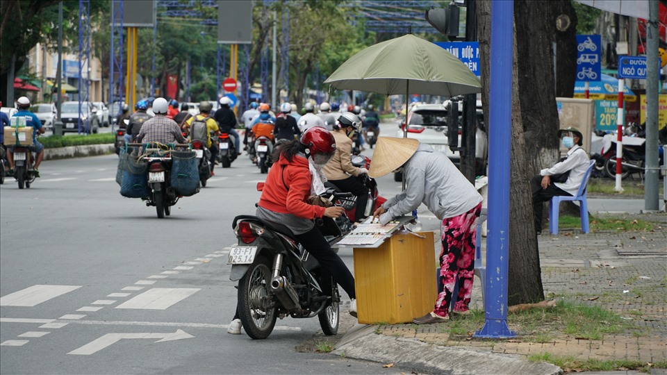 Ghi nhận của phóng viên Lao động sáng ngày 21.10 tại Cần Thơ, người bán cũng như người mua vé số đã bắt đầu đông lại trên các trục đường chính của thành phố.