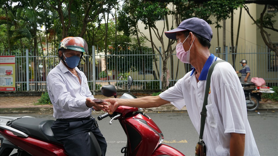 Ông Trần Minh Tâm, Chủ tịch Công ty XSKT TP.Cần Thơ cho hay, suốt thời gian qua, thành phố đã rất quan tâm, ưu tiên tiêm vaccine cho người bán vé số, giúp họ đủ điều kiện đảm bảo an toàn khi xổ số được phép hoạt động trở lại.