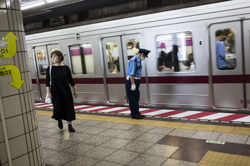 Tàu điện ngầm ở Tokyo, Nhật Bản nổi tiếng với độ nhộn nhịp và đông đúc. Ảnh: AFP