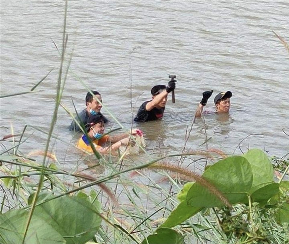 Lực lượng chức năng tìm được cây búa dưới hồ Suối Đá. Ảnh: CTV