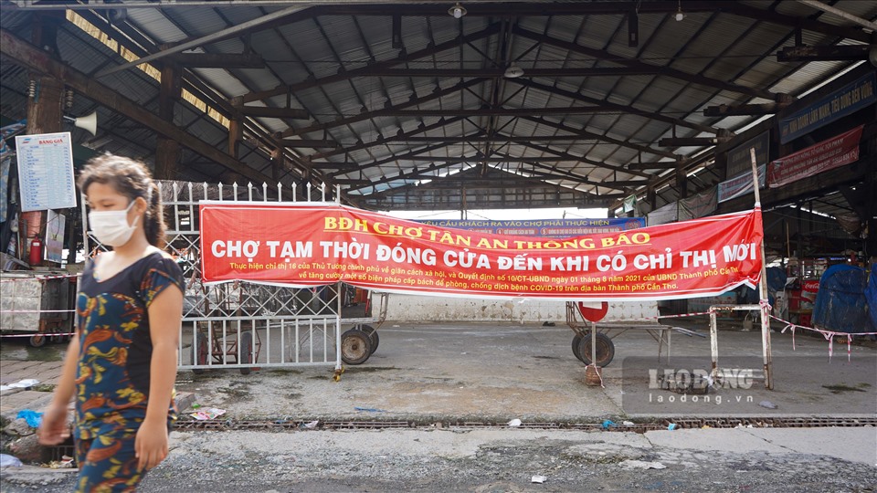 Cũng trong trạng thái “cửa đóng then cài“, chợ đầu mối lớn nhất thành phố cũng chưa có sự xuất hiện của các tiểu thương.