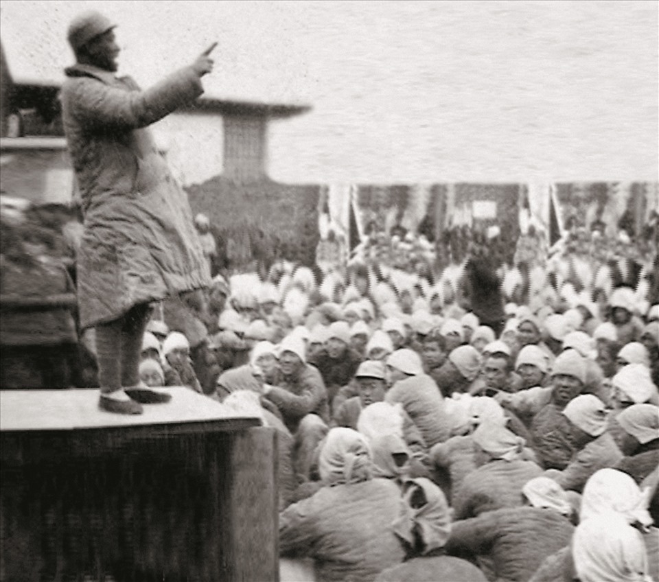 Hồng Thủy (Nguyễn Sơn) đang phát biểu trước đông đảo quần chúng nhân dân tại miếu Lữ Tổ thành Ngũ Đài (1938).
