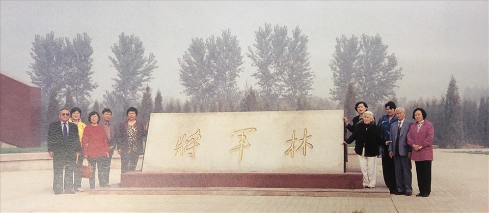 Người thân của Tướng Nguyễn Sơn cạnh bia đá Rừng Tướng quân trong Công viên Triều Dương, Bắc Kinh. Ảnh: GĐCC
