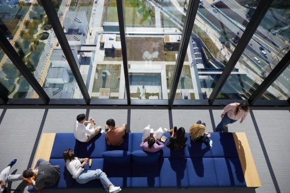 Sinh viên nghỉ ngơi trong Tháp IE - tòa nhà giáo dục cao thứ 3 thế giới. Ảnh: Tân Hoa Xã