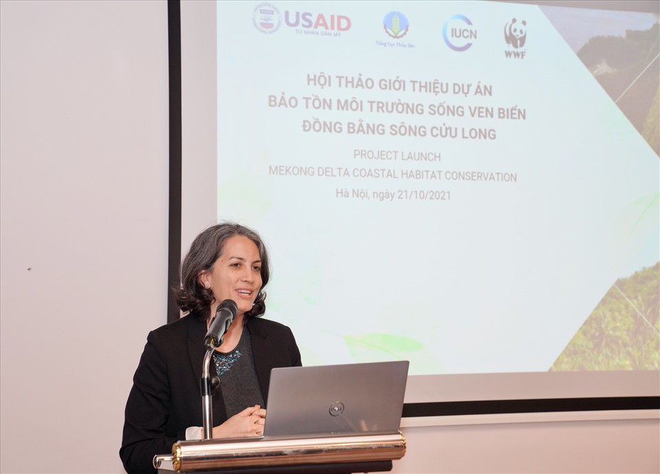 Bà Christine Gandomi, Quyền Trưởng phòng Biến đổi Khí hậu, Năng lượng và Môi trường, USAID Việt Nam, phát biểu tại lễ khởi động dự án. Ảnh: USAID