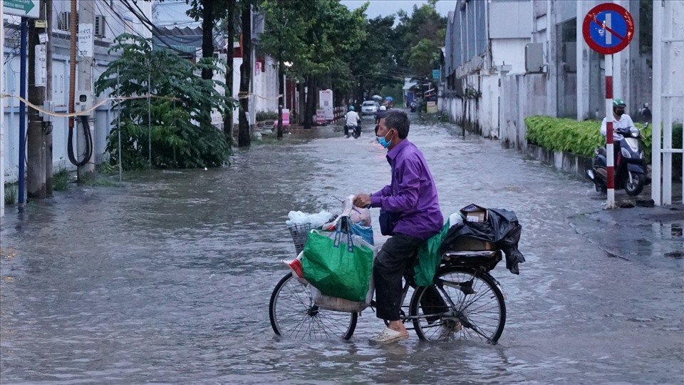 Ghi nhận của phóng viên Lao Động chiều tối ngày 21.10, sau cơn mưa to cộng thêm ảnh hưởng của triều cường nên nhiều tuyến đường ở TP.Cần Thơ nước dâng cao.