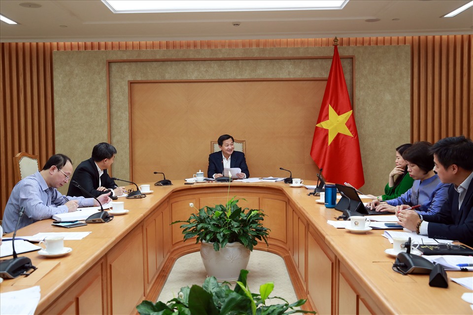 Phó Thủ tướng Lê Minh Khái chủ trì cuộc họp. Ảnh Đình Nam
