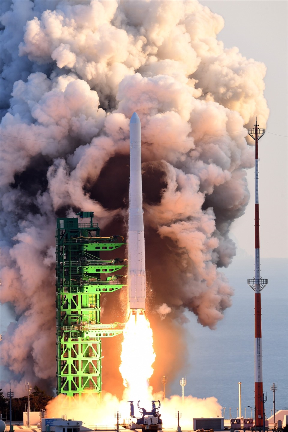 Tên lửa vũ trụ Hàn Quốc mang tên Nuri phóng một vệ tinh giả vào quỹ đạo ngày 21.10. Ảnh: AFP