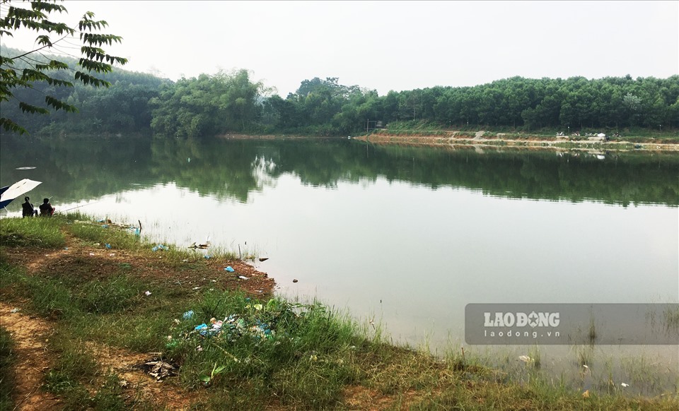 Rác thải nhựa tràn ngập quanh hồ Thuyền Tha (Kim Phú), phía xa là hệ thống đường đi, chỗ ngồi đã được san gạt. Ảnh: P.M