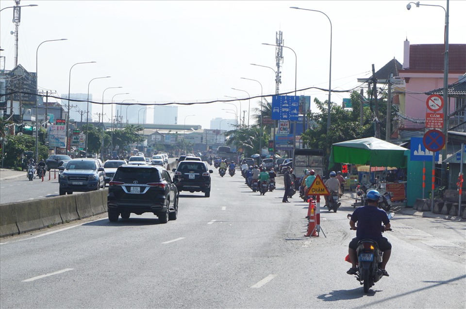 Tại chốt kiểm soát dịch ở cầu Vĩnh Bình, cửa ngõ TPHCM giáp tỉnh Bình Dương, ghi nhận lúc 8h30, xe máy và ô tô thoải mái lưu thông từ Bình Dương qua TPHCM mà không bị dừng kiểm tra.