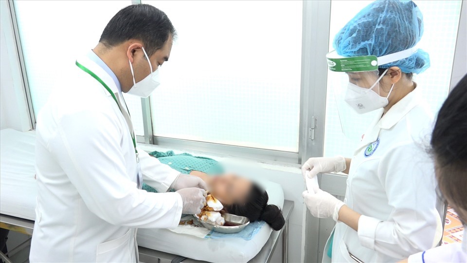 Bệnh viện Da liễu (TPHCM) xử lý một ca biến chứng sau khi tiêm Filler. Ảnh: Nguyễn Ly