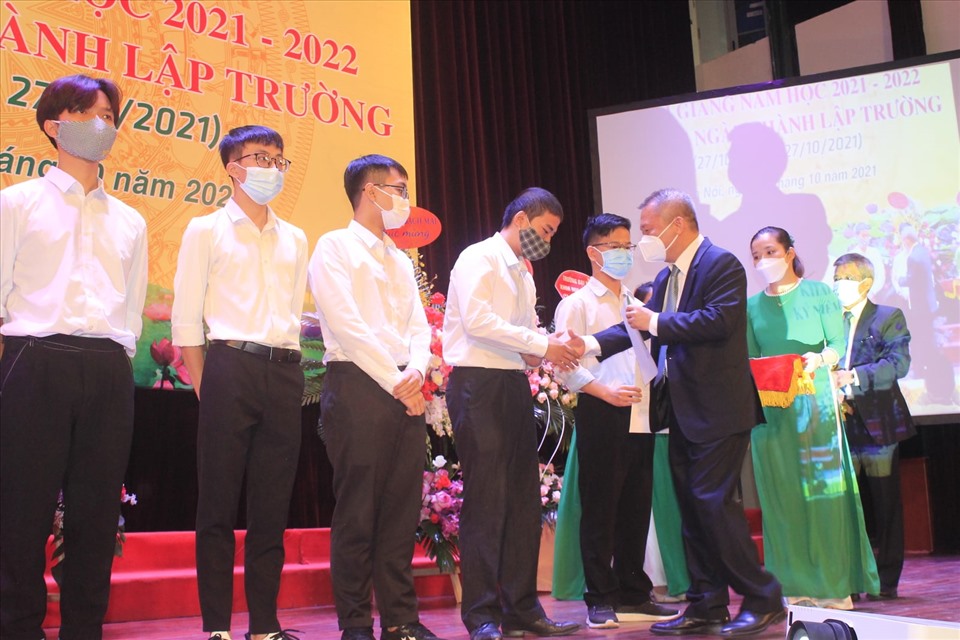 GS Lê Ngọc Thành trao tặng phần thưởng cho các thủ khoa. Ảnh: Thanh Xuân