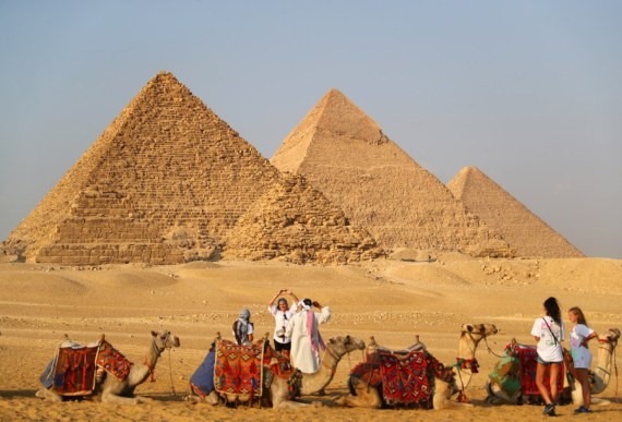 Số lượng khách du lịch đến thăm kim tự tháp Giza ở Ai Cập đang tăng lên đáng kể, theo Tân Hoa Xã. Ảnh: Tân Hoa Xã